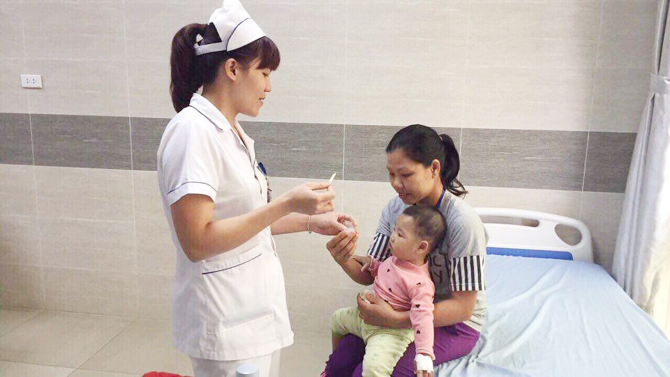 Điều dưỡng chăm sóc bệnh nhi đang điều trị tại Trung tâm Y tế huyện Thanh Sơn