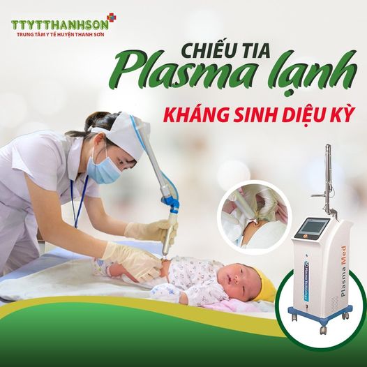 Chiếu tia Plasma - Công nghệ tiên tiến hỗ trợ làm lành vết thương sau sinh nhanh chóng tại TTYT huyện Thanh Sơn