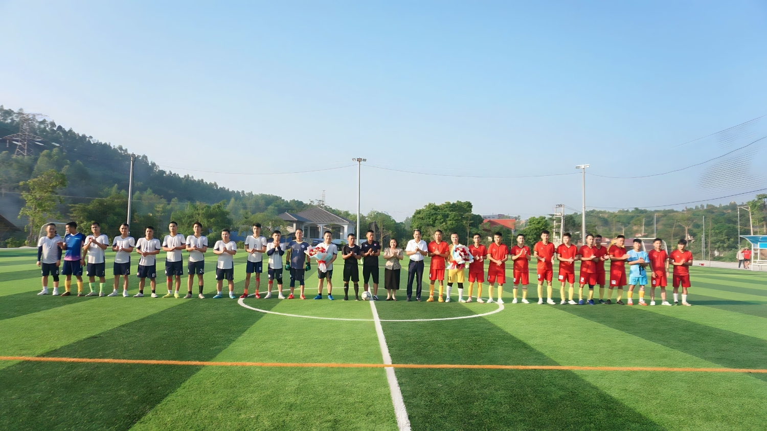 Giao lưu thể thao môn bóng đá nam giữa TTYT Thanh Sơn và TTYT Phù Ninh