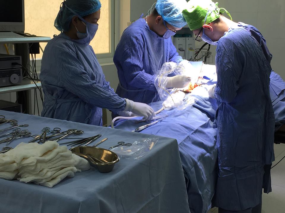Phẫu thuật khẩn cấp cứu sống người bệnh bị hoại tử 1,5m ruột