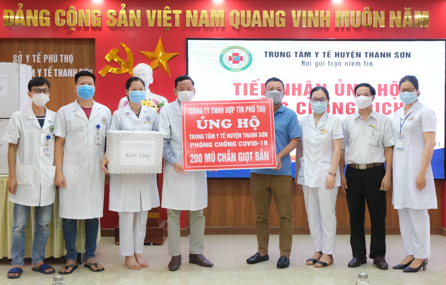 TTYT huyện Thanh Sơn tiếp nhận ủng hộ phòng, chống dịch Covid-19