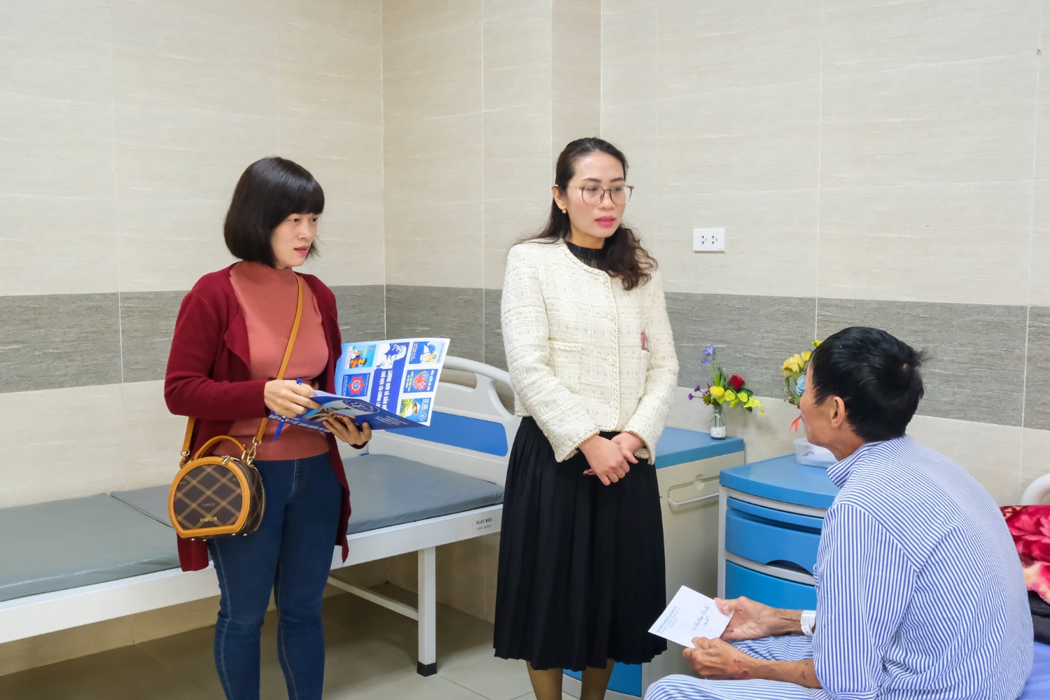 Bảo hiểm xã hội huyện Thanh Sơn tặng quà cho người bệnh có hoàn cảnh khó khăn nhân dịp Tết nguyên đán